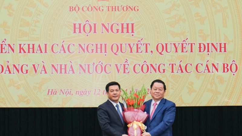 Tân Bộ Trưởng Bộ Công Thương Nguyễn Hồng Diên (trái) và Nguyễn Trọng Nghĩa, Trưởng Ban Tuyên Giáo Trung Ương. Ảnh chụp từ báo Tiền Phong