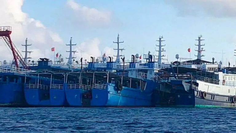 Ảnh do Lực lượng đặc nhiệm, biển Tây Philippiné cung cấp cho thấy đội tàu Trung Quốc tập trung tại bãi Đá Ba Đầu (Whitsun Reef) trong vùng Biển Đông. Ảnh: AP