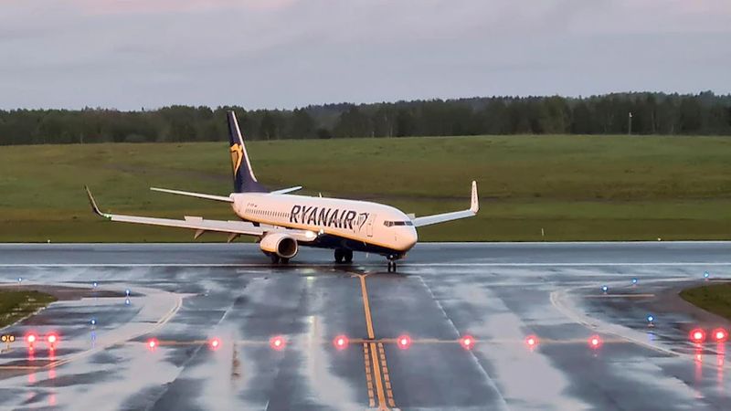 Chiếc máy bay hành khách Ryanair bị nhà độc tài Lukashenko ra lệnh các chiến đấu cơ Mig 29 buộc đổi hướng đến Belarus, nơi chính quyền bắt giữ blogger và là nhà hoạt động đối lập người Belarus, Roman Protasevich. Ảnh: Reuters