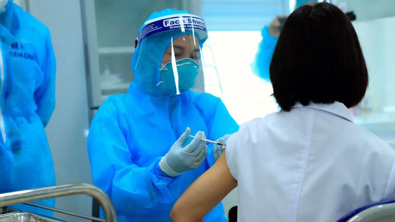 Một bác sĩ được chích ngừa Covid-19 tại Bệnh viện bệnh nhiệt đới ở Hà Nội, Việt Nam, ngày 08/03/2021. Ảnh: AP - Hau Dinh