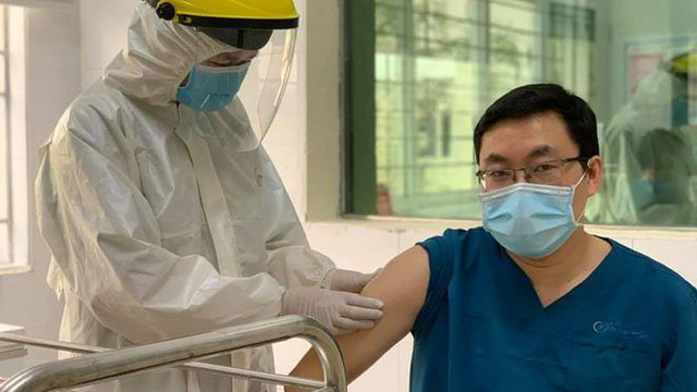 Tiêm vaccine COVID-19 cho cán bộ y tế ở Quảng Ninh. Ảnh: Thế Thiêm