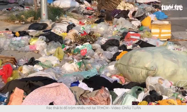 Ảnh chụp từ video của báo Tuổi Trẻ về tình trạng người dân bỏ rác bừa bãi nhiều nơi ở Sài Gòn.