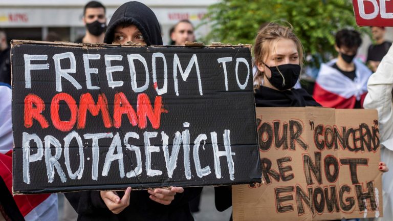 Người Belarus sống ở Ba Lan và người Ba Lan cầm biểu ngữ trong cuộc biểu tình trước Văn Phòng Ủy Ban Châu Âu ở Warsaw, Ba Lan, hôm 24/5, đòi tự do cho nhà báo Roman Protasevich bị tổng thống nước Belarus phái chiến đấu cơ cướp máy bay để bắt người. Ảnh: Wojtek Radwanski/ AFP