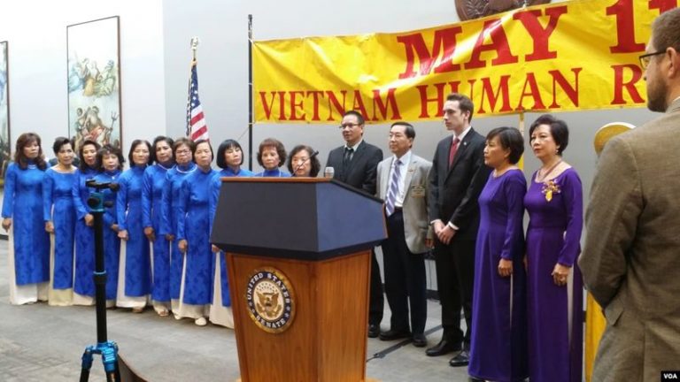 Một buổi lễ kỷ niệm Ngày Nhân Quyền Việt Nam hôm 11/5/2016 tại Quốc Hội Mỹ. Một nhóm các dân biểu lưỡng đảng Hoa Kỳ vừa giới thiệu Đạo luật Nhân Quyền Việt Nam nhằm đưa ra các biện pháp hữu hiệu để cải thiện tình hình nhân quyền ở Việt Nam. Ảnh: VOA