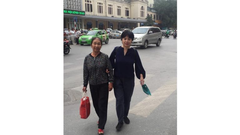 Khuôn mặt rạng ngời Thúy Hạnh đón mẹ TNLT Vũ Mộng Phong trước ga Hà Nội! Ảnh: FB Dũng Trương