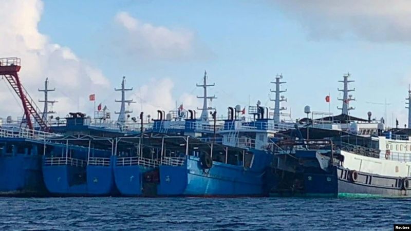 Tàu Trung Quốc, được tin là do dân quân biển Trung Quốc điều khiển, tại Đá Ba Đầu, Biển Đông, ngày 27/3/2021. Ảnh do Lực lượng tuần duyên Philippines cung cấp. Philippine Coast Guard/ National Task Force-West Philippine Sea/Handout via REUTERS