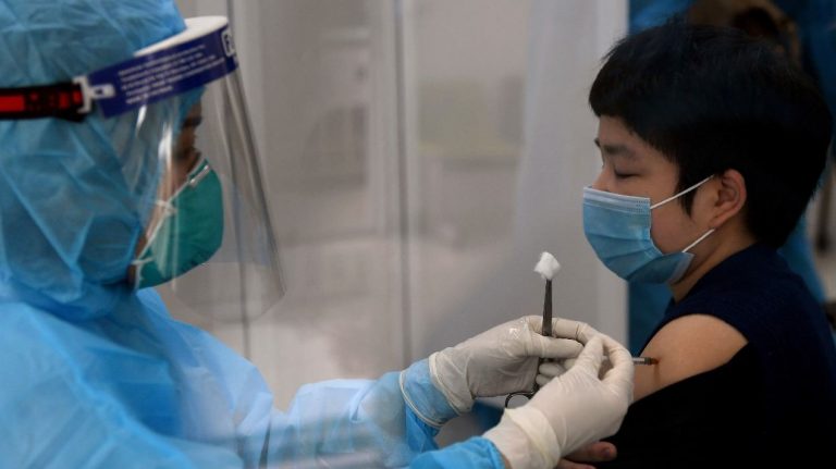 Một nhân viên y tế đang được tiêm vaccine AstraZeneca tại Bệnh viện Bệnh Nhiệt Đới Trung Ương ở Hà Nội vào ngày 8/3/2021. Ảnh: AFP