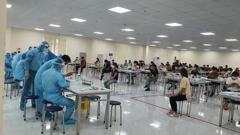 Nhân viên y tế lấy mẫu xét nghiệm Covid-19 cho công nhân tại Khu Công Nghiệp Vân Trung, tỉnh Bắc Giang. Ảnh: Báo Đời Sống & Pháp Luật