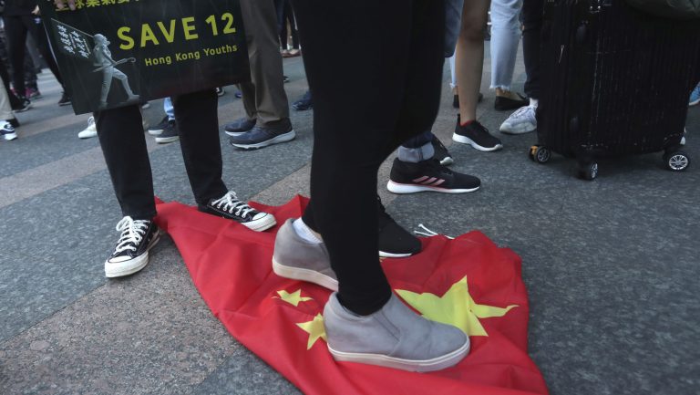 Cái nhìn tiêu cực đối với Trung Quốc của người Mỹ đã tăng vọt từ 47% vào năm 2017 lên mức đáng kinh ngạc 73% vào năm 2020. Trong hình, người biểu tình Hong Kong và những người ủng hộ Đài Loan giẫm lên quốc kỳ Trung Quốc. Ảnh: AP Photo/ Chiang Ying-ying