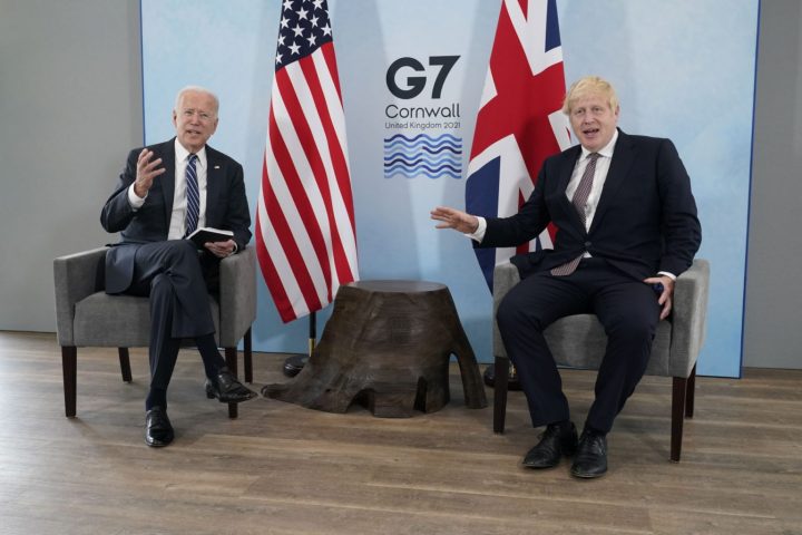 Tổng Thống Mỹ Joe Biden (trái) và Thủ Tướng Anh Boris Johnson tại một cuộc gặp trước thềm Hội Nghị Thượng Đỉnh G7 hôm Thứ Năm, 10/6/2021, tại Carbis Bay, Anh. Ảnh: AP/ Patrick Semansky