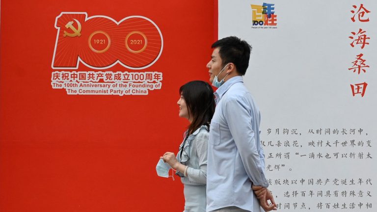 Trung Quốc đang tăng cường tuyên truyền rầm rộ để chuẩn bị kỷ niệm 100 năm thành lập vào ngày 1/7 sắp tới. Ảnh: Wang Zhao/ AFP