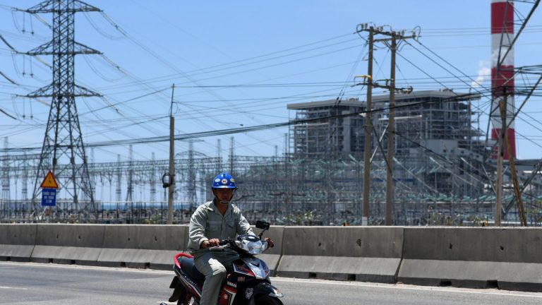 Việt Nam vẫn tiếp tục xây dựng nhiệt điện than, đi ngược với xu thế thế giới. Trong ảnh, công trình xây dựng nhà máy nhiệt điện than Vĩnh Tân ngày 23/2/2019. Ảnh: AFP