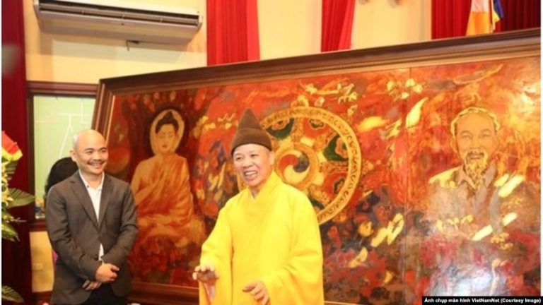 Thượng Tọa Thích Thanh Quyết, cũng là đại biểu Quốc Hội Việt Nam, giới thiệu bức tranh "Đạo pháp và dân tộc" (phía sau lưng ông) tại một buổi lễ mừng ngày sinh của Đức Phật tại Học Viện Phật Giáo ở Sóc Sơn, Hà Nội, hôm 10/5/2019. Ảnh VOA chụp màn hình VietNamNet