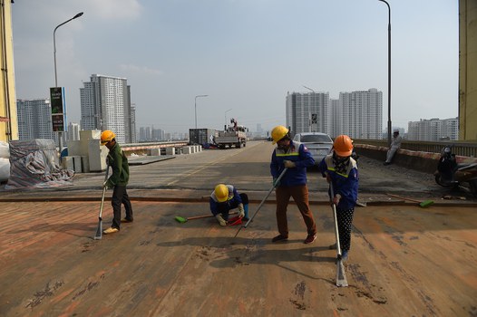 Công nhân sửa cầu Thăng Long ở Hà Nội hôm 27/8/2020. AFP