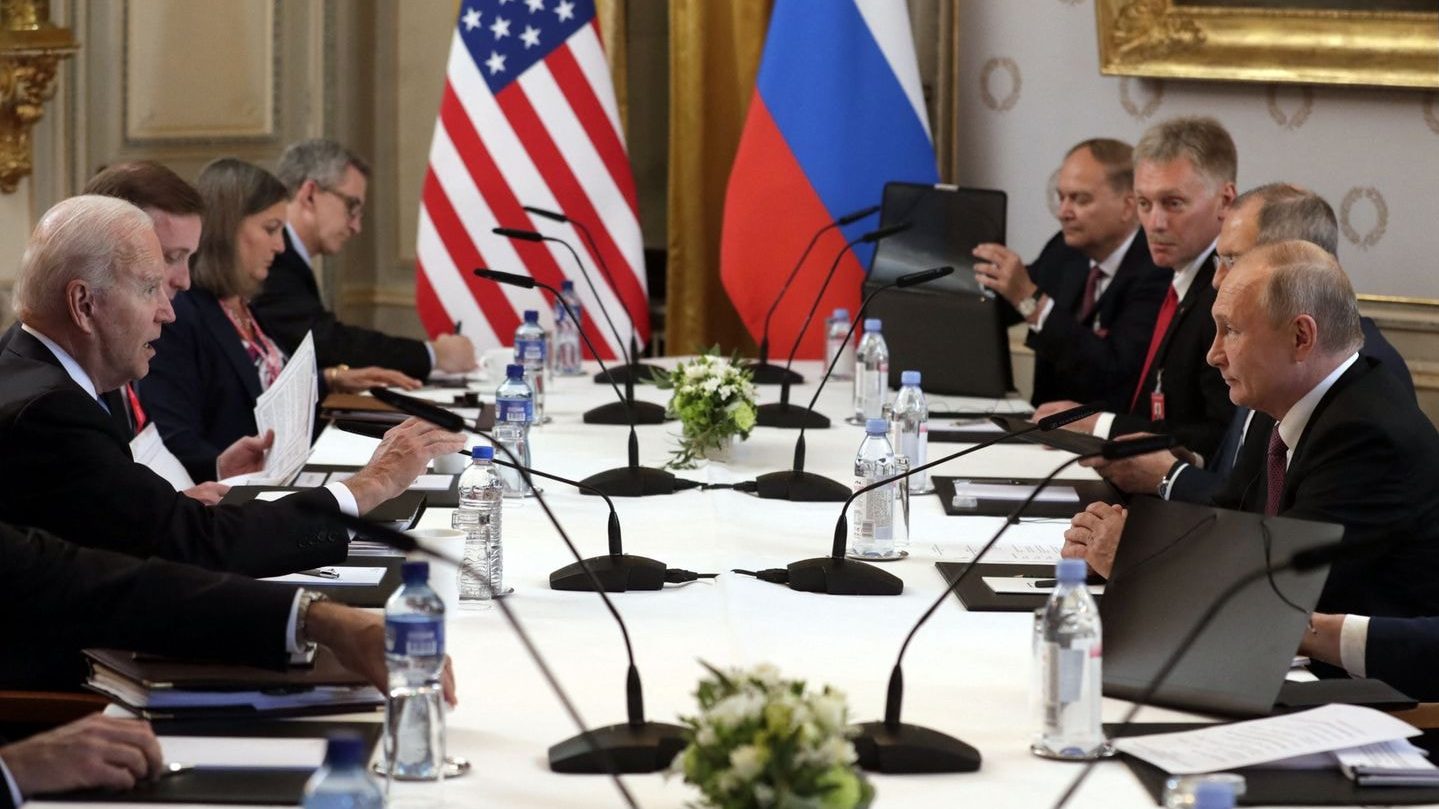 Phái đoàn Mỹ – Nga tại thượng đỉnh giữa hai nước, tổ chức tại Thụy Sĩ tháng 6/2021. Nguồn: AP
