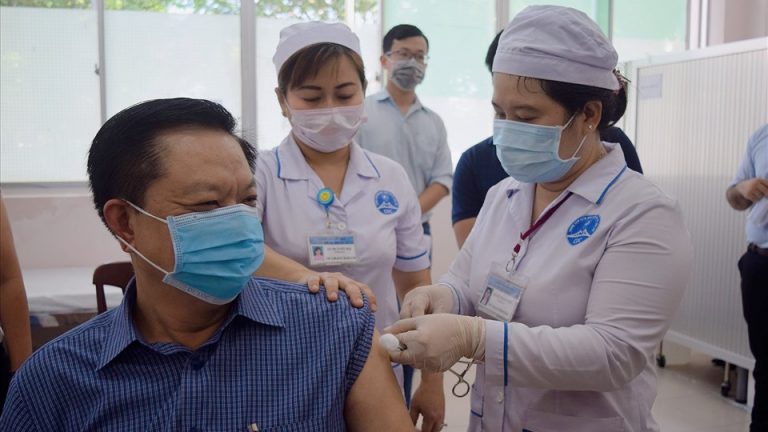 Phó Chủ Tịch UBND TP. Cần Thơ Dương Tấn Hiển tiêm vắc xin phòng Covid-19. Ảnh: Báo Lao Động