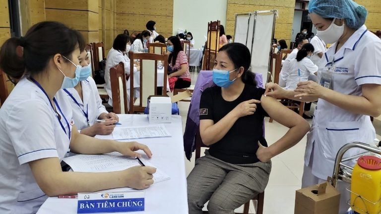 Tiêm vắc xin phòng Covid-19 tại Bệnh Viện Đa Khoa tỉnh Lạng Sơn. Ảnh: Trang web Sở Y Tế Lạng Sơn