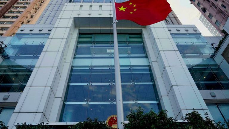 Mỹ loan báo hôm 16/7/2021 lệnh trừng phạt nhắm vào toàn bộ 7 phó giám đốc cơ quan đại diện của Bắc Kinh tại Hong Kong. Trong ảnh, Văn Phòng Liên Lạc Trung Quốc ở Hong Kong ngày 1/6/2020. Ảnh: AP/ Vincent Yu
