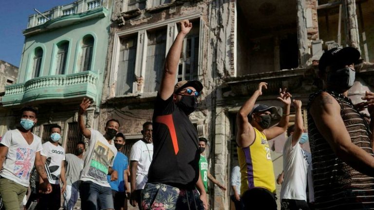 Người dân Cuba biểu tình chống chính phủ tại thủ đô La Habana, ngày 11/07/2021. Ảnh: Reuters/ Alexandre Meneghini