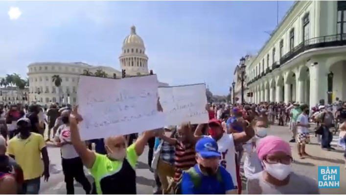Hôm 11/7, hàng ngàn người Cuba đã tham gia các cuộc biểu tình diễn ra tại nhiều thành phố, từ Havana đến Santiago, kêu gọi tự do và đòi Chủ Tịch Miguel Diaz-Canel từ chức. Ảnh chụp từ Youtube Việt Tân.