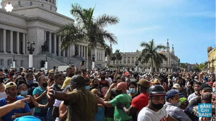 Đông đảo dân Cuba biểu tình tại nhiều thành phố hôm 11/7/2021 đòi tự do, thực phảm, vaccine. Ảnh chụp Youtube Việt Tân