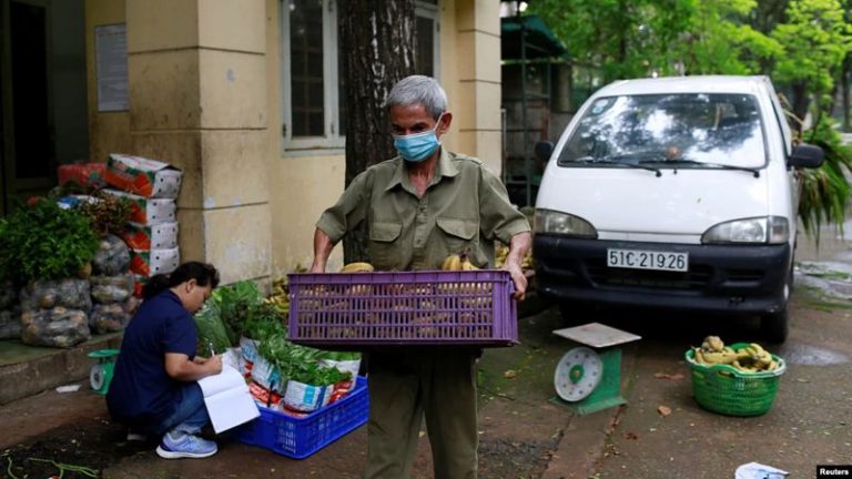Các chợ truyền thống bị đóng cửa, những điểm cung cấp thực phẩm nhỏ lẻ đều bị đóng cửa khiến dân Sài Gòn rất vất vả để có thức ăn hàng ngày. Ảnh: Reuters
