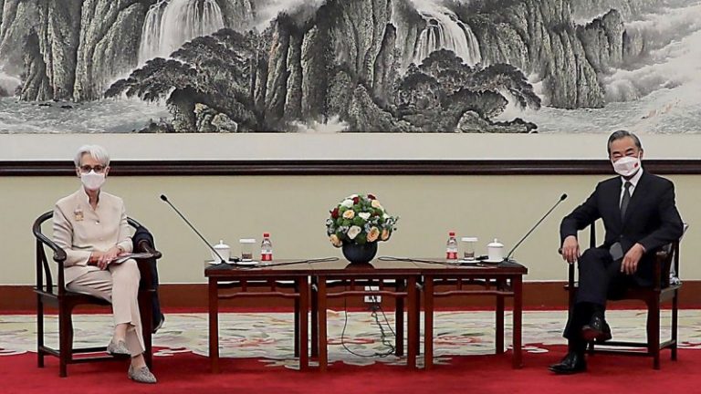 Thứ Trưởng Ngoại Giao Hoa Kỳ Wendy Sherman (trái) trao đổi với Ngoại Trưởng Trung Quốc Vương Nghị (Wang Yi) tại thành phố Thiên Tân (Tianjin) hôm Thứ Hai 26/7/2021. Ảnh: Bộ Ngoại Giao Hoa Kỳ