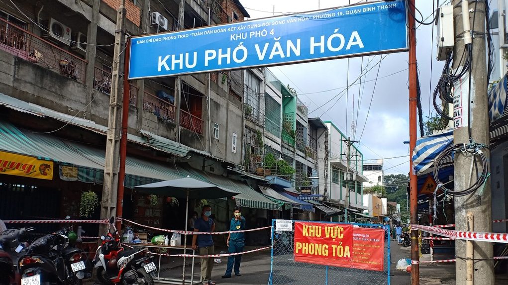 Phong tỏa đường Phan Huy Ôn, sát bên hông chợ Thị Nghè (P.19, Q. Bình Thạnh, TP.HCM). Ảnh: Thanh Niên