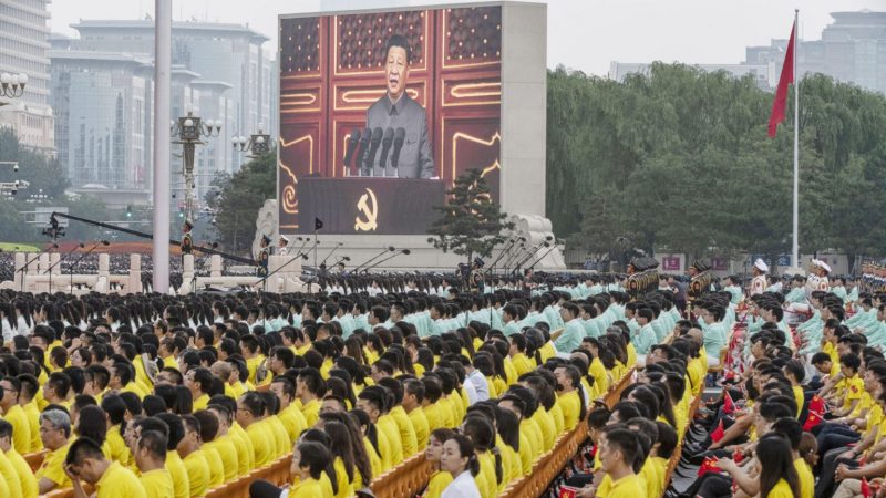 Chủ Tịch Trung Quốc Tập Cận Bình đọc diễn văn tại lễ kỷ niệm 100 năm thành lập đảng Cộng Sản Trung Quốc trên quảng trường Thiên An Môn ở Bắc Kinh sáng 1/7/2021. Ảnh: Kevin Frayer/ Getty Images)