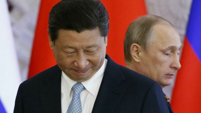 Chủ Tịch Trung Quốc Tập Cận Bình (trái) và đồng nhiệm Nga Vladimir Putin tại điện Kremlin, Matxcơva, ngày 08/05/2015. Ảnh: Reuters/ Sergei Karpukhin