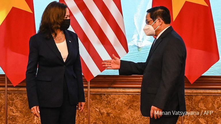 Thủ Tướng CSVN Phạm Minh Chính tiếp Phó Tổng Thống Mỹ Kamala Harris tại Hà Nội hôm 25/8/2021. Ảnh: AFP