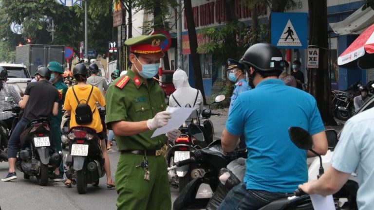 Chốt kiểm soát giấy đi đường gây ùn tắc xe cộ ở Hà Nội, hôm 9/8/2021. Ảnh: Báo Tiền Phong