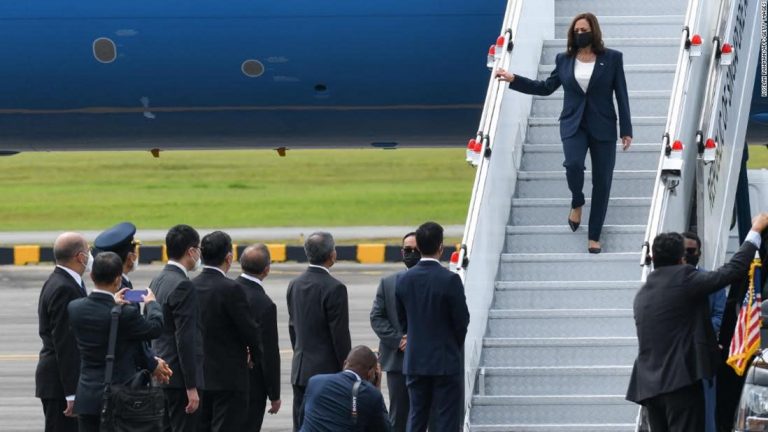 Phó Tổng Thống Hoa Kỳ Kamala Harris bước xuống từ chiếc Air Force Two. Ảnh: Roslan Rahman/ AFP/ Getty Images