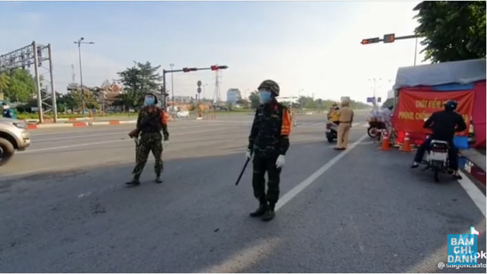 Một chốt kiểm soát phòng chống Covid-19 ở TP.HCM hôm 22/8/2021. Ảnh chụp Youtube Việt Tân