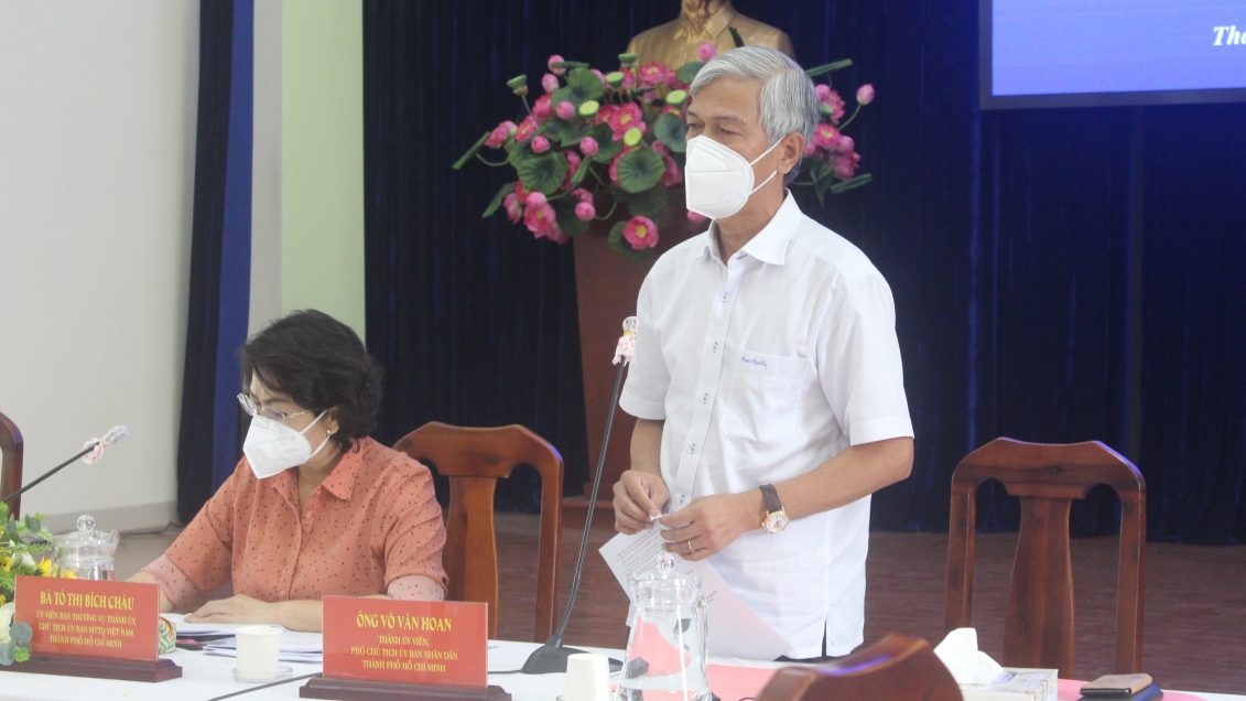 Ông Võ Văn Hoan, Phó Chủ Tịch UBND TP.HCM (phải) phát biểu trong hội nghị trực tuyến với các địa phương trên địa bàn hôm 5/8/2021 để triển khai gói cứu trợ lần 2 hơn 900 tỷ đồng của thành phố. Ảnh chụp trang VOV
