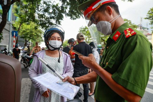 Công an kiểm tra thông tin người đi đường ở Hà Nội. Ảnh đăng vào tháng 9/2021. Ảnh: Dân Việt