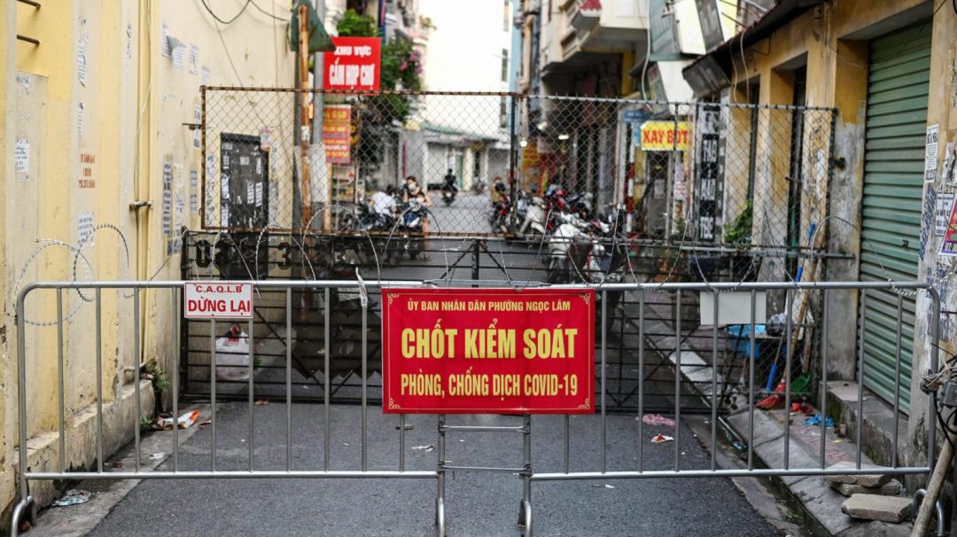 Một con hẻm ở Hà Nội bị chính quyền dùng rào chắn chặn lại hôm 29/8/2021, để ngăn người dân ra đường nhằm chặn sự lây lan của virus Corona. Ảnh: Manan Vatsyayana/AFP via Getty Images