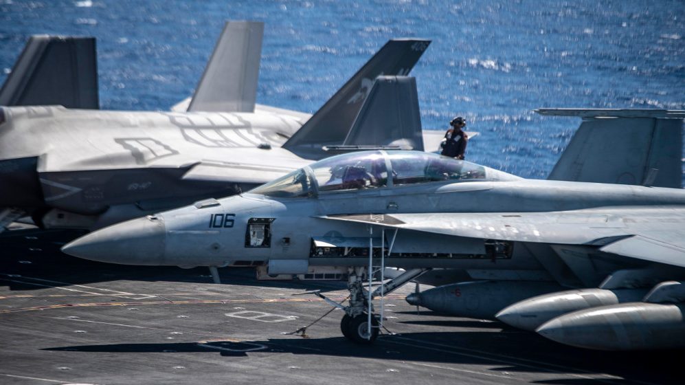 Một thủy thủ Mỹ dọn dẹp máy bay chiến đấu F/A-18F Super Hornet trên boong đáp của tàu sân bay USS Carl Vinson (CVN 70) vào ngày 11/9/2021 trong đợt triển khai hoạt động ở Biển Đông. Ảnh: Hải quân Mỹ