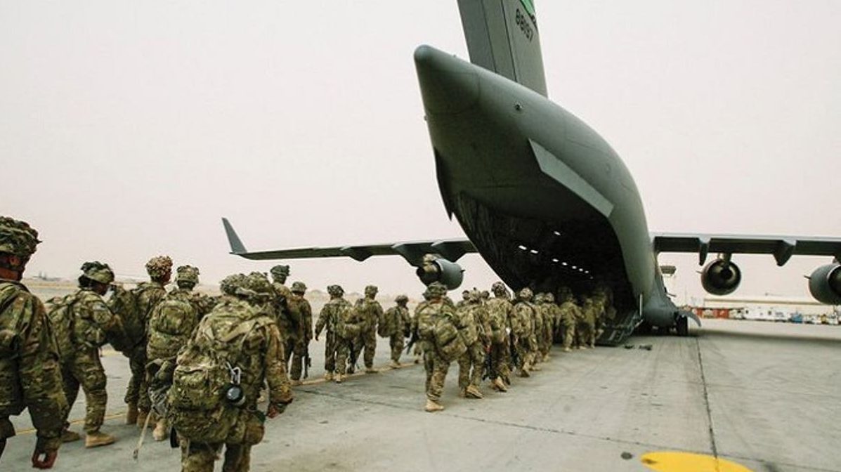 Quân đội Mỹ rút khỏi Afghanistan tháng 8/2021. Ảnh: Twitter @Dailybugle1898
