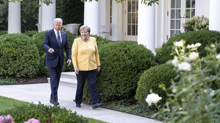 Tổng Thống Joe Biden đặc biệt coi trọng việc khôi phục quan hệ với Đức và EU. Cuộc điện thoại với nguyên thủ nước ngoài đầu tiên của ông Biden sau ngày nhậm chức tổng thống là gọi cho bà Angela Merkel. Trong hình, Tổng Thống Biden đón tiếp Thủ Tướng Angela Merkel tại Tòa Bạch Ốc hôm 15/7/2021. Ảnh: Guido Bergmann/ Bundesregierung via Getty Images