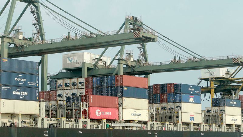 Các container hàng xuất khẩu được chất lên một chiếc tàu tại cảng Sài Gòn, Việt Nam, ngày 03/05/2020. Ảnh: AP - Hau Dinh