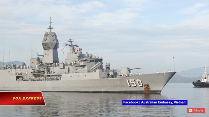 Tàu chiến Úc cập cảng Cam Ranh hôm 20/9/2021 để bắt đầu chuyến thăm 4 ngày. Ảnh chụp Youtube VOA