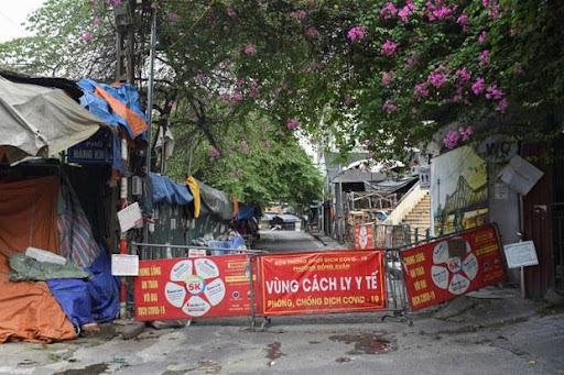 <i>Cảnh phong tỏa một khu phố ở Hà Nội</i>