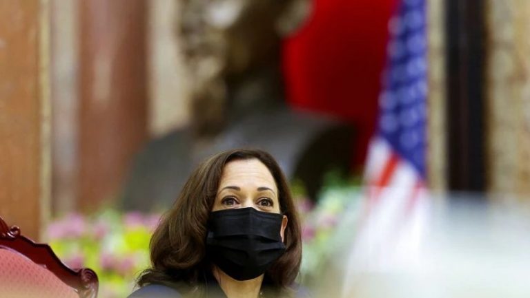 Phó Tổng Thống Mỹ Harris tại Phủ Chủ Tịch ở Hà Nội, ngày 25/8/2021. Ảnh: Reuters/ Evelyn Hockstein