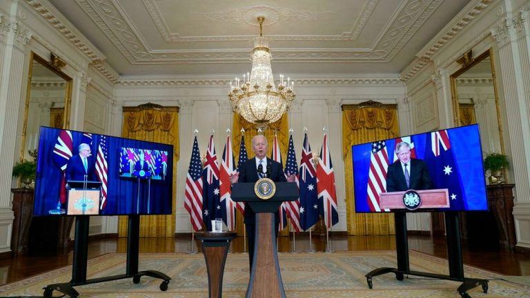 Tổng Thống Mỹ Joe Biden họp trực tuyến từ Nhà Trắng với Thủ Tướng Úc Scott Morrison (t) và Thủ Tướng Anh Boris Johnson (p), nhân buổi công bố việc thành lập liên minh AUKUS ngày 15/09/2021. Ảnh: AP - Andrew Harnik