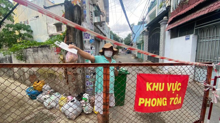 Một khu vực ở Sài Gòn bị phong tỏa trong làn sóng dịch lần thứ tư. Ảnh: Báo Người Lao Động