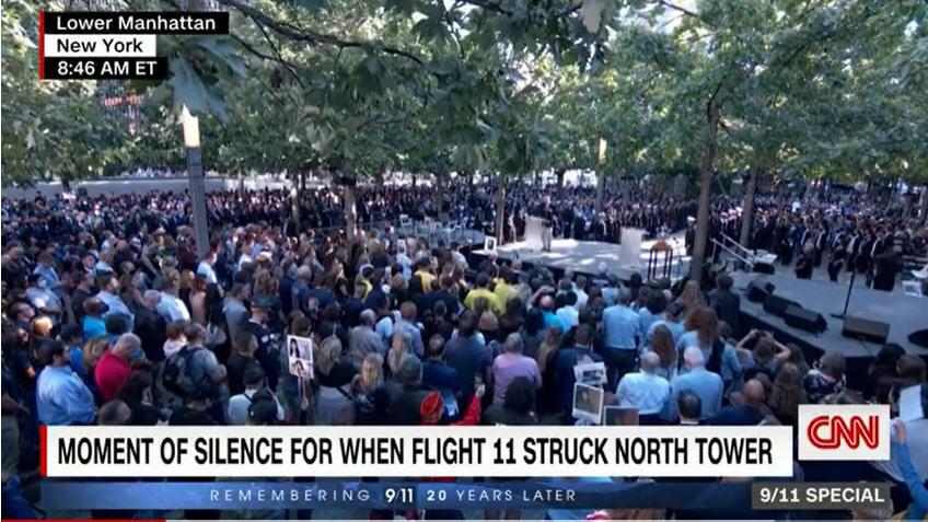 Phút mặc niệm trong buổi lễ tưởng niệm 20 năm biến cố 11/9 tại New York, Hoa Kỳ. Ảnh chụp CNN
