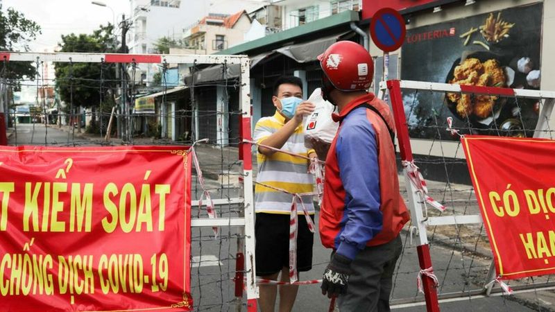 Covid: Một khu phố tại Sài Gòn bị phong tỏa với rào chắn, ngày 20/07/2021. Theo nhiều nhà quan sát, các hàng rào phong tỏa khắp nơi, gây trở ngại lớn cho việc điều trị và cấp cứu bệnh nhân. Ảnh: Reuters - Stringer