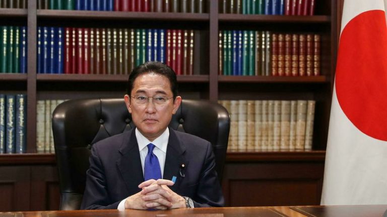 Cựu Ngoại Trưởng Nhật Fumio Kishida sau cuộc họp basotaji trụ sở đảng Tự Do Dân Chủ, Nhật, Tokyo, Nhật, ngày 29/09/2021. Ảnh: Reuters