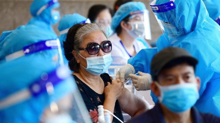 Một phụ nữ đang được chích vắc xin Covid-19 tại Hà Nội vào ngày 10 tháng 9 năm 2021. Ảnh: AFP
